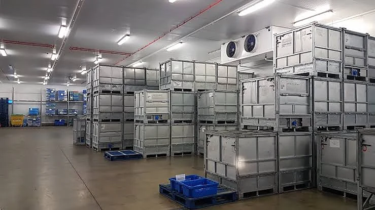 Cold storage bays under controlled conditions