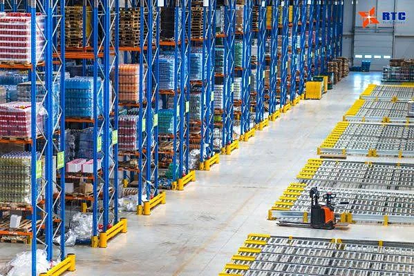 Pallet racking with powered handling