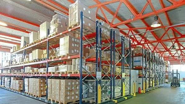 Wide-aisle configuration for reach trucks